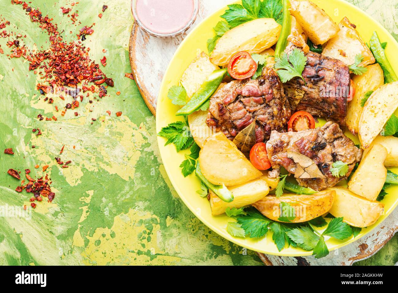 Dänische Fleisch gebacken mit neuen Kartoffeln. gebratenes Fleisch Stockfoto