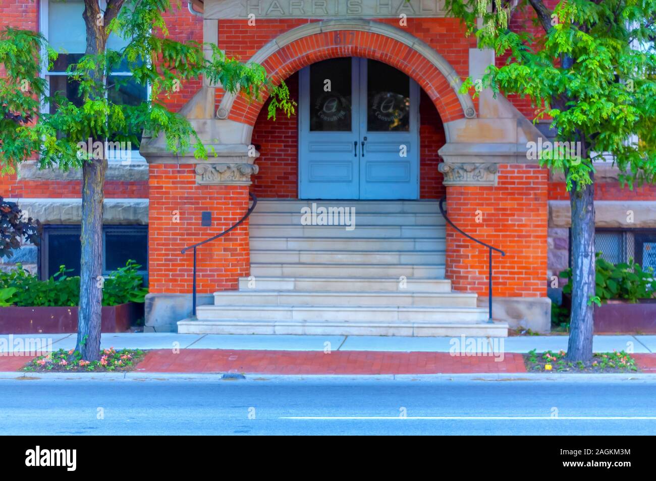 Ein Flug von Kalkstein Schritte und die bogenförmige Eingang des Harris Hall Auditorium in Ann Arbor, Michigan. Stockfoto