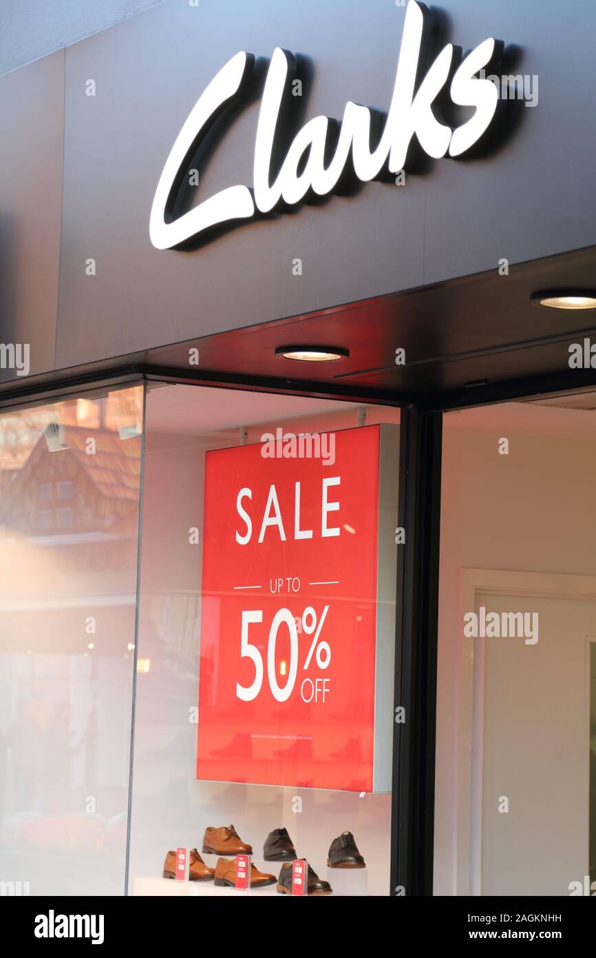 Shoe Shop Clarks wirbt mit riesigen Rabatten in der Vorweihnachtszeit, um die kundenfrequenz in Ihren Shop in Reading, Großbritannien Stockfoto