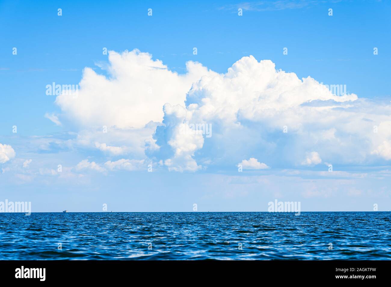 Cumulus Wolken über dem blauen See Vänern Stockfoto