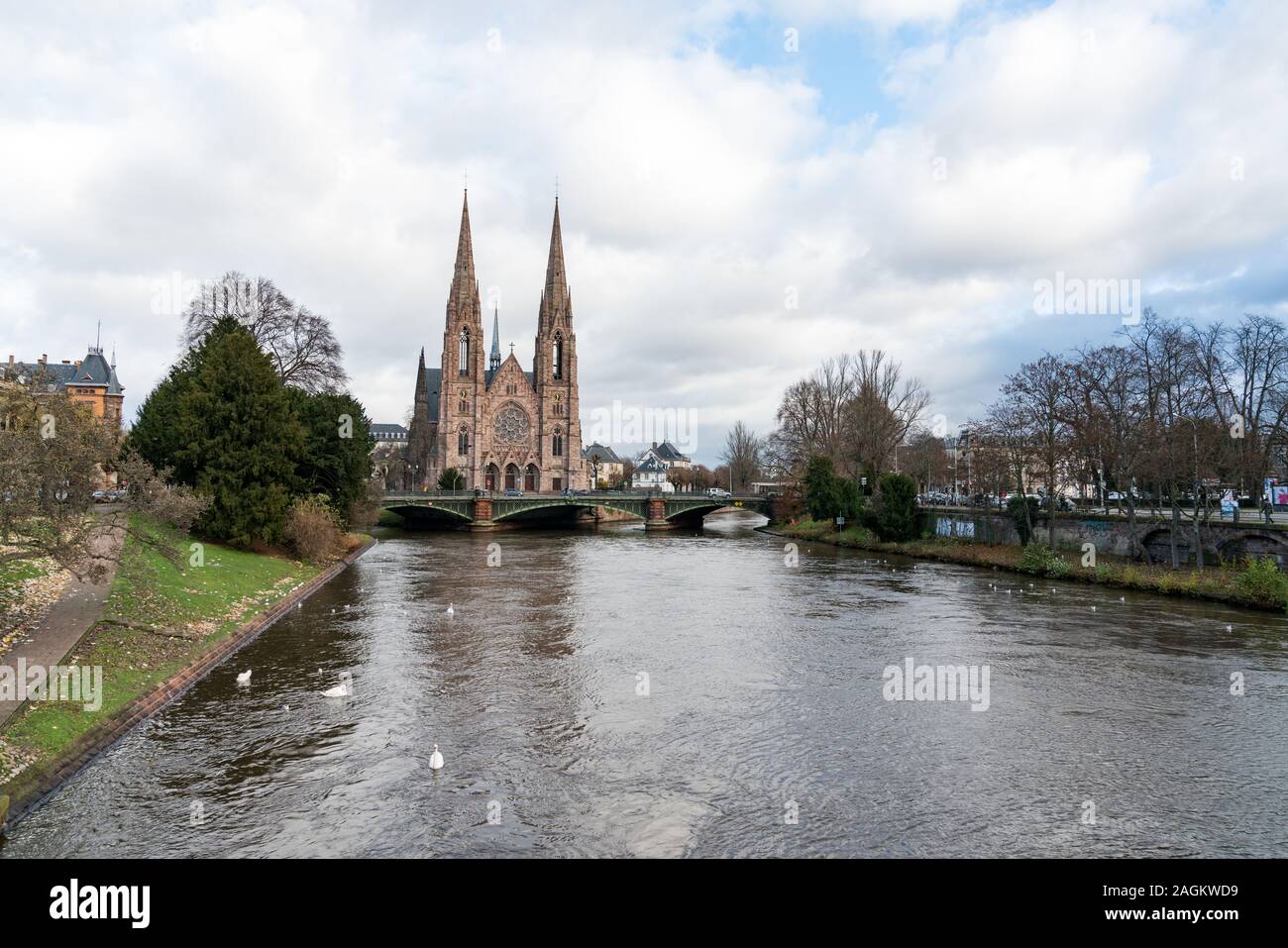 Straßburg, Paris/Frankreich - 14. Dezember, 2019: Blick auf die St. Paul's Kirche von Straßburg an einem kalten Tag Stockfoto