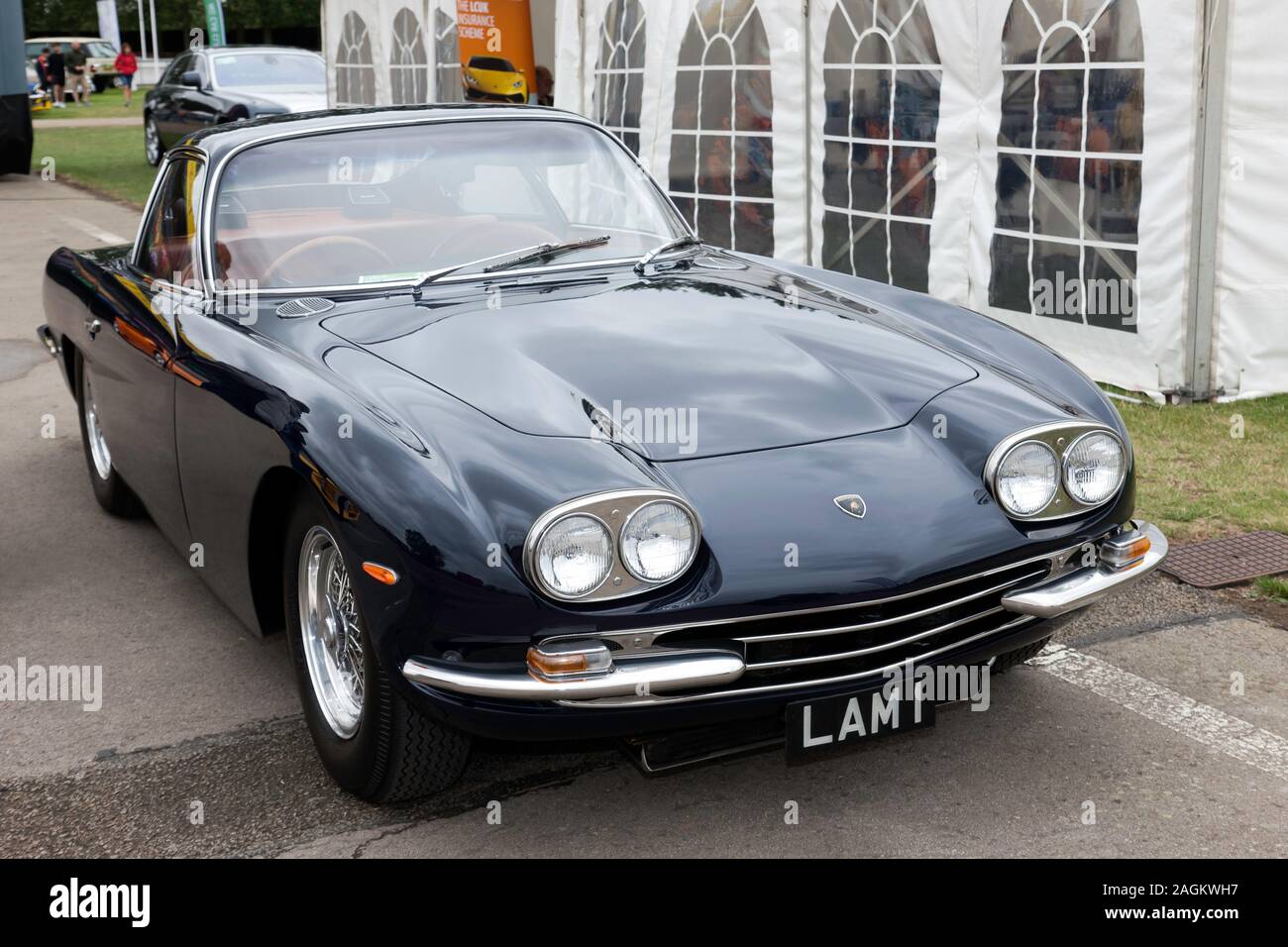 Drei Viertel der Vorderansicht eine seltene, Blau, 1968, Lamborghini 400 2+2, auf Anzeige im Lamborghini Club UK Zone, der 2019 Silverstone Classic Stockfoto