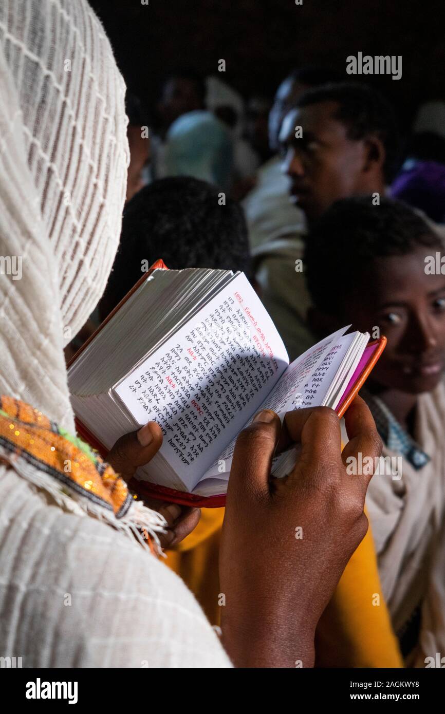 Äthiopien, Amhara-region, Lalibela, Wette Gabriel Rafael, verehrer Holding amharische Sprache des Evangeliums während der Messe Stockfoto