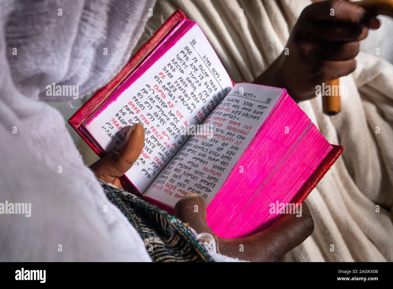 Äthiopien, Amhara-region, Lalibela, Wette Gabriel Rafael, verehrer Holding amharische Sprache des Evangeliums während der Messe Stockfoto