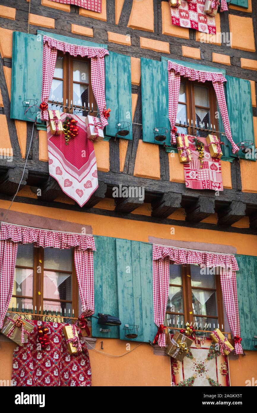 Fachwerkhaus mit Fenstern in Weihnachtsschmuck abgedeckt, Riquewihr, Elsass, Frankreich, Europa Stockfoto