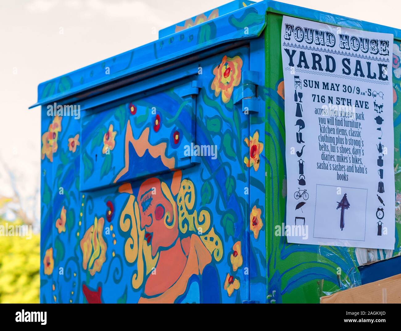 Eine Nahaufnahme von einem Yard Sale Schild angebracht auf ein Wandbild outdoor Utility/elektrische Feld in Ann Arbor, Michigan geschmückt. Stockfoto