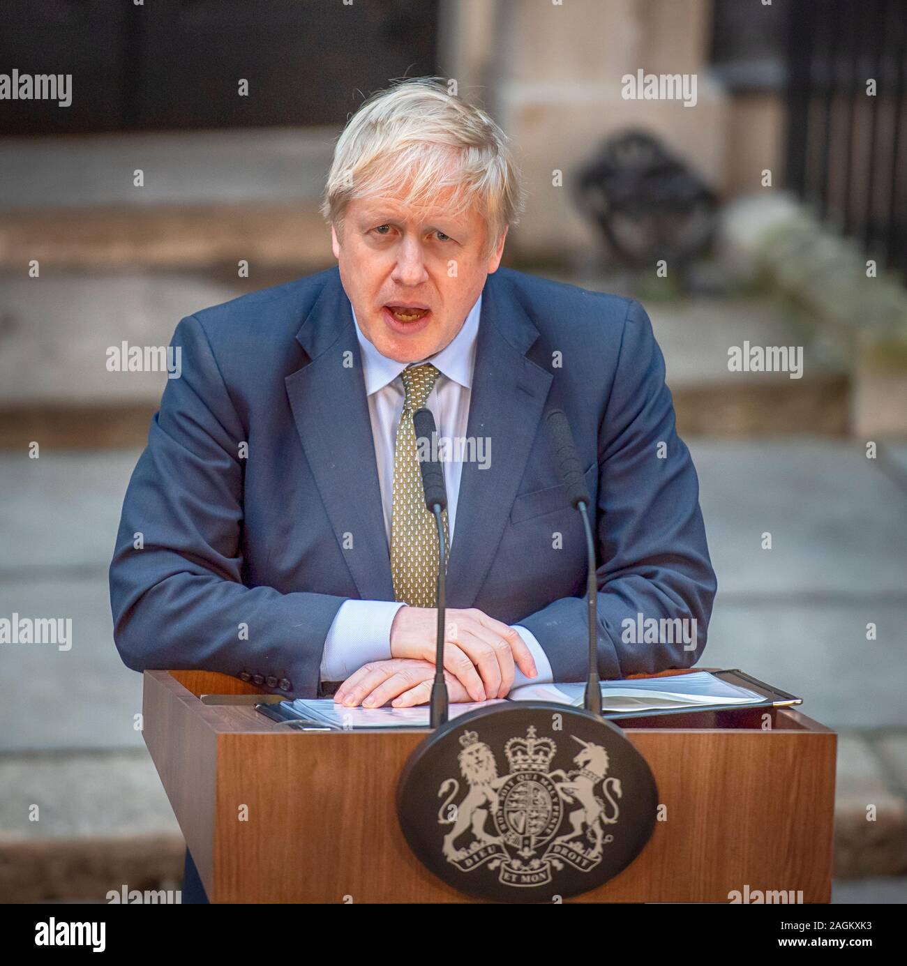 10 Downing Street, London, UK. 13. Dezember 2019. PM Boris Johnson gibt eine Rede außerhalb Nr. 10 nach seinem überwältigenden Wahlsieg und allgemein nach der Bildung einer neuen konservativen Regierung. Credit: Malcolm Park/Alamy. Stockfoto