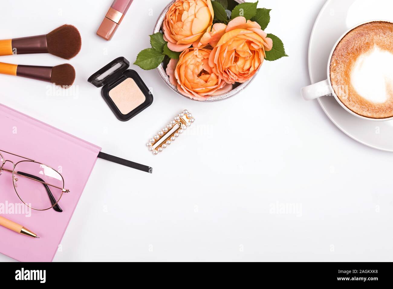 Kreative Flach, feminin mit Zubehör und Rosen auf weißem Hintergrund, Ansicht von oben Stockfoto