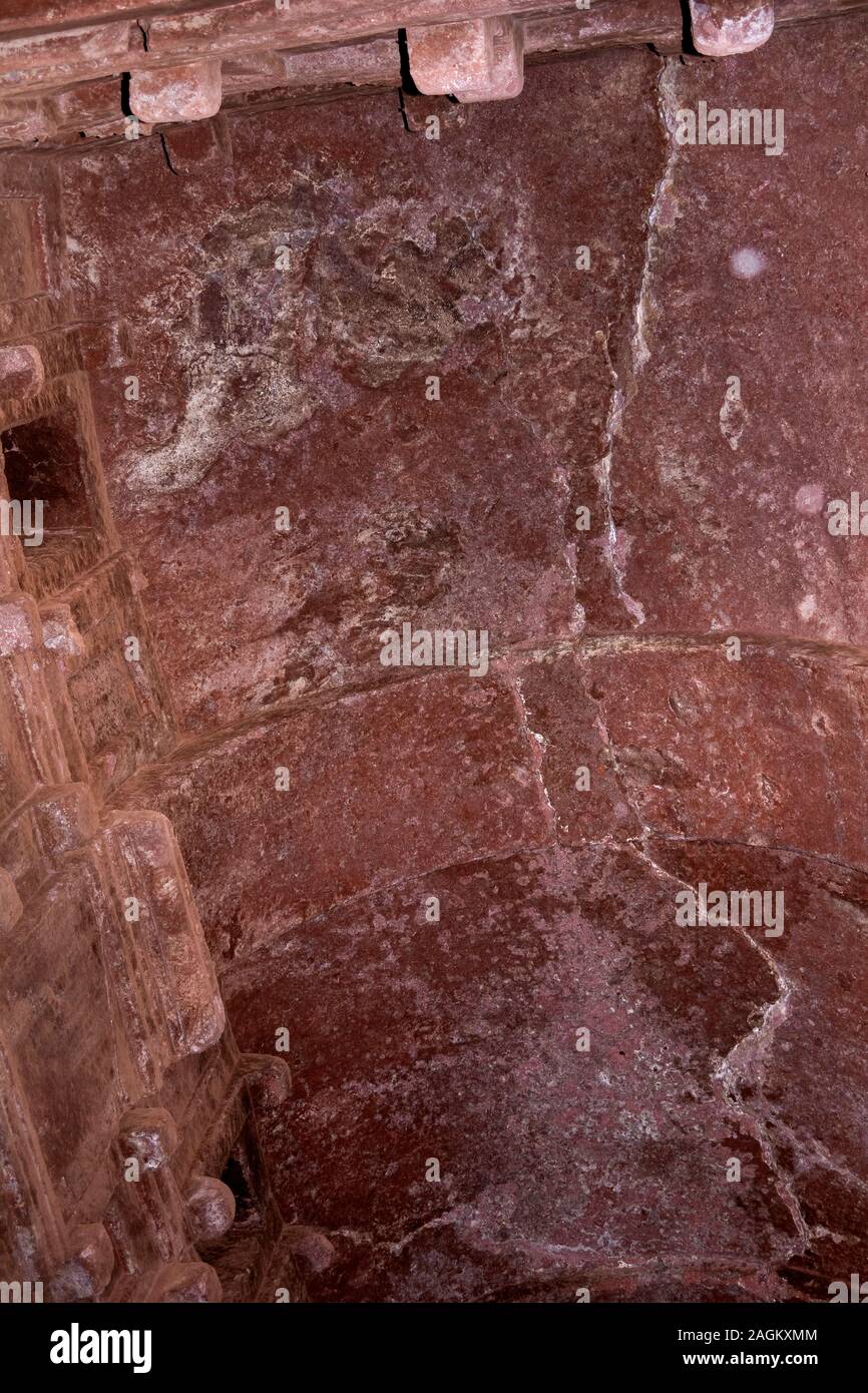 Äthiopien, Amhara-region, Lalibela, Wette Emanuel Kirche innen große Riss durch Restauratoren drop Schutzdach verursacht Stockfoto