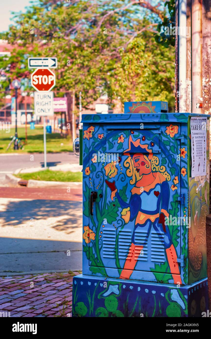 Ein Yard Sale Schild angebracht auf ein Wandbild outdoor Utility/elektrische Feld in Ann Arbor, Michigan geschmückt. Malte Utility Box. Dekorative Utility Box. Stockfoto