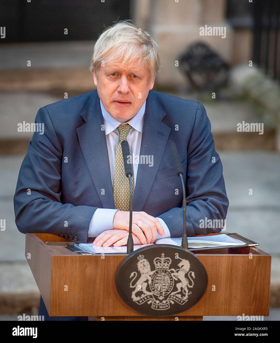 10 Downing Street, London, UK. 13. Dezember 2019. PM Boris Johnson gibt eine Rede außerhalb Nr. 10 nach seinem überwältigenden Wahlsieg und allgemein nach der Bildung einer neuen konservativen Regierung. Credit: Malcolm Park/Alamy. Stockfoto