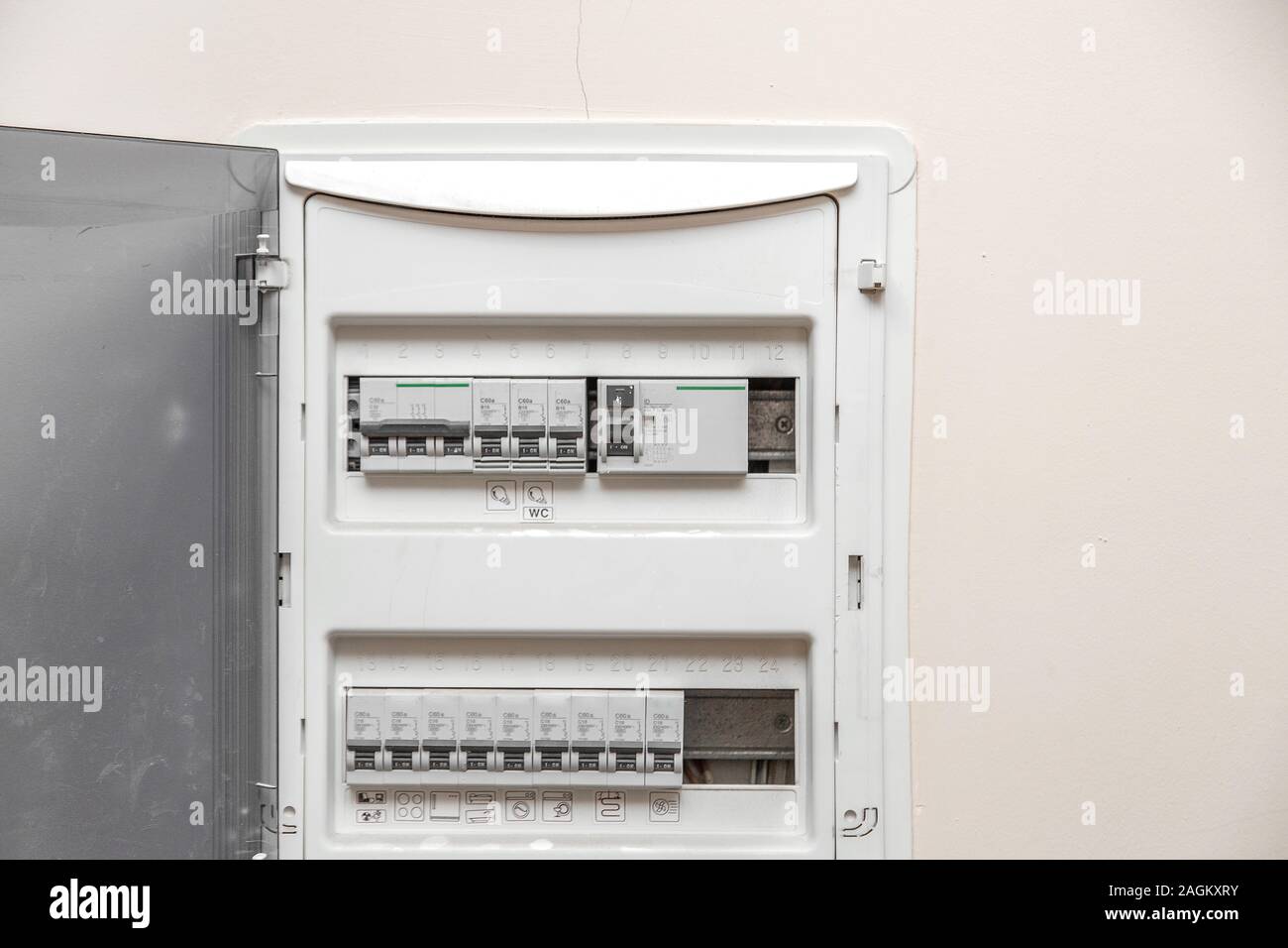 Die Verteilung von Strom. Sicherungskasten. Auf apartment Wand isoliert ...