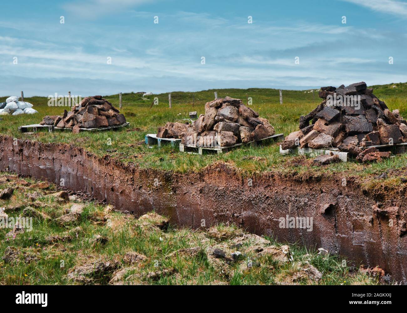 Torftrocknung neben dem Torfufer wurde es von der Insel Harris, Outer Hebrides, Schottland, geschnitten Stockfoto