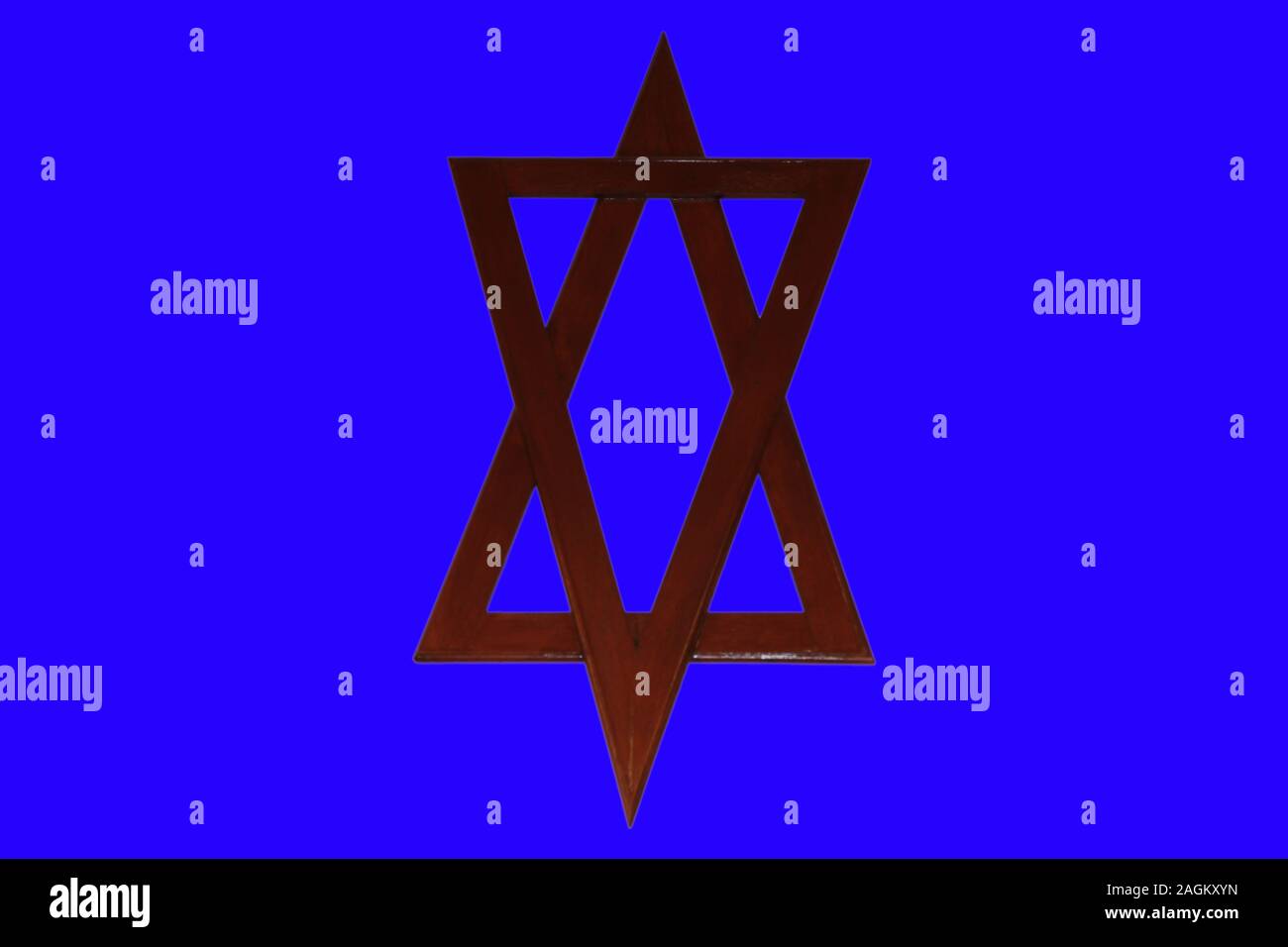 Holz- David Stern ausschneiden und auf blauem Hintergrund isoliert Stockfoto