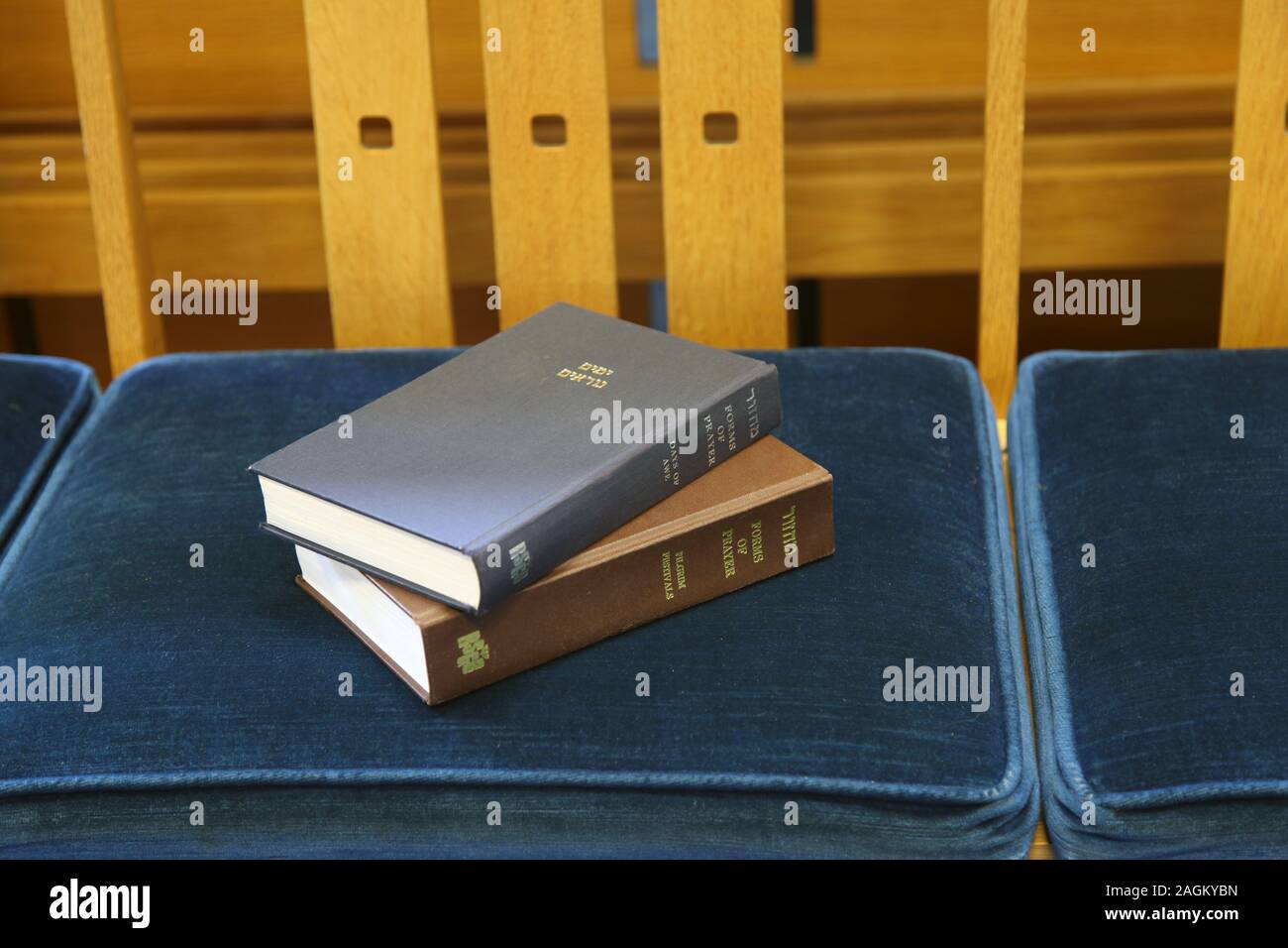 Zwei jüdische Gebet Bücher auf einem Stuhl in der Synagoge gestapelt Stockfoto