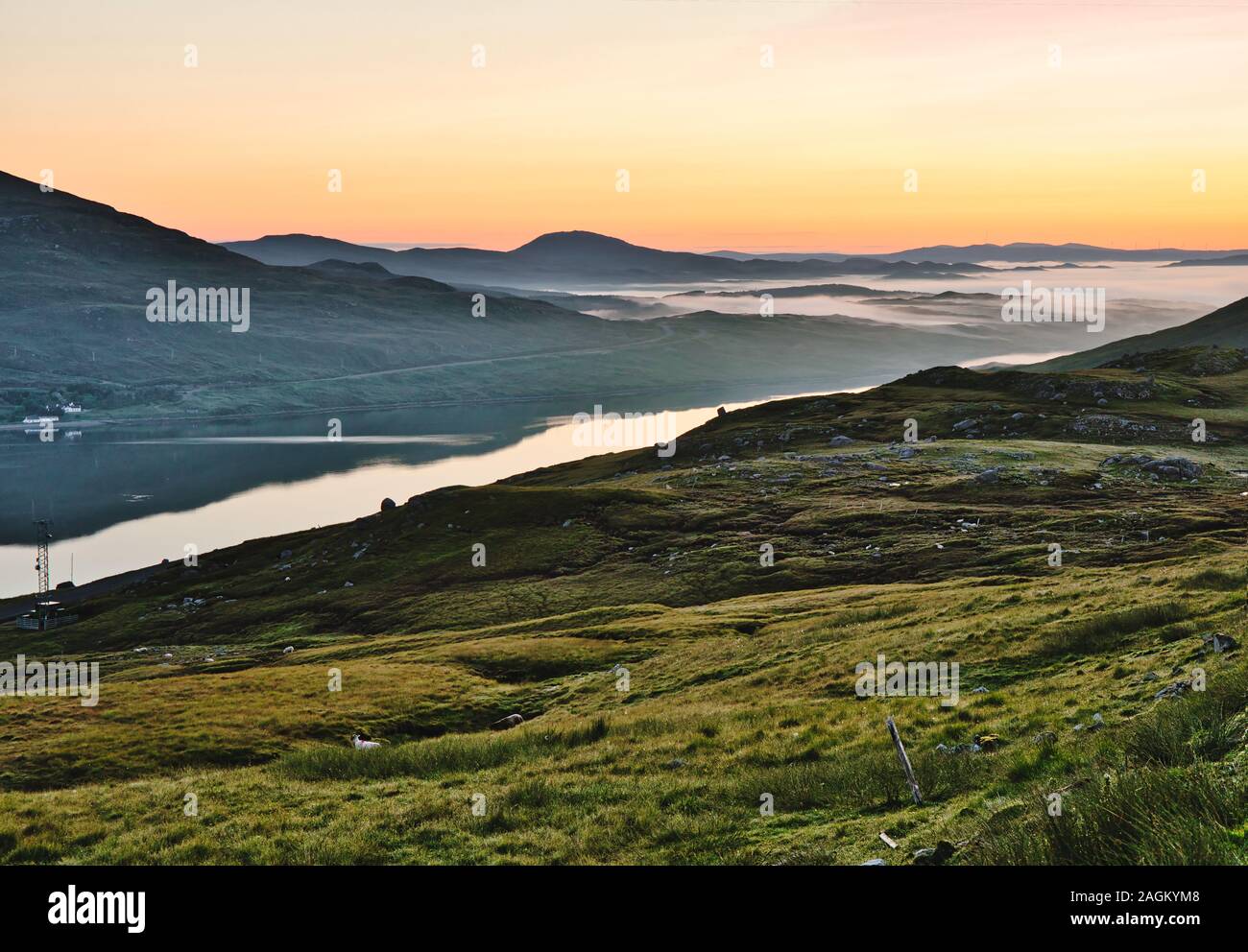 Wilde und abgelegene nebelige schottische Landschaft im Morgengrauen auf der Insel Lewis, Outer Hebrides, Schottland Stockfoto