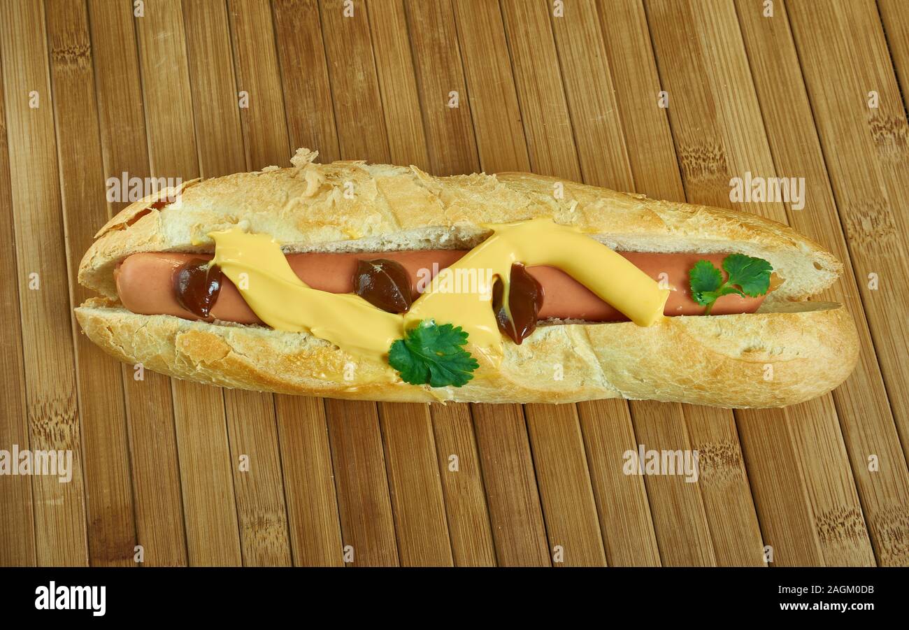 Jumbo Frankfurter, große Weinprobe Frankfurter Hot Dogs. Stockfoto