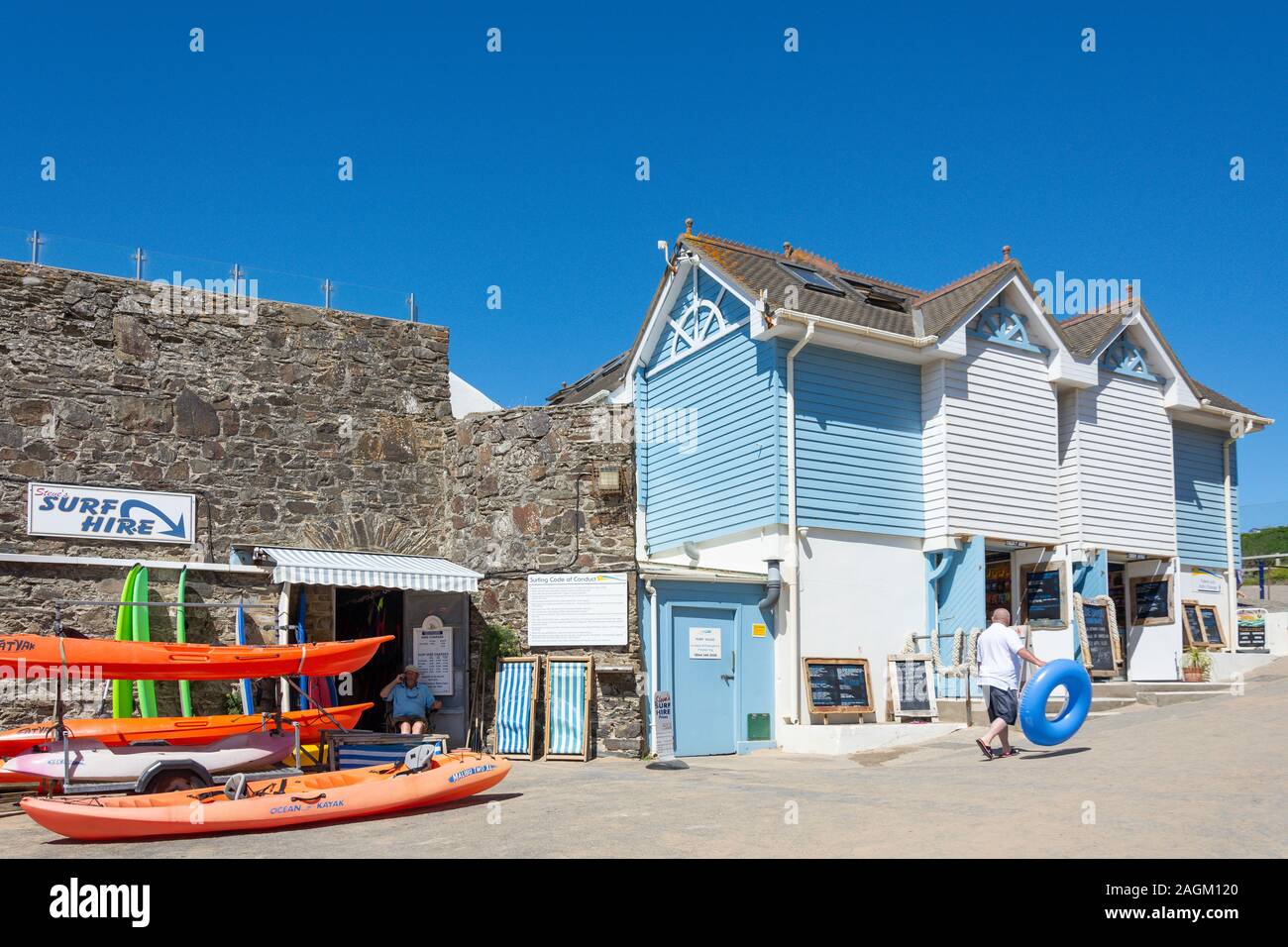 Surfen und Snack Shops an der Promenade, Woolacombe Sands Beach, Woolacombe, Devon, England, Vereinigtes Königreich Stockfoto