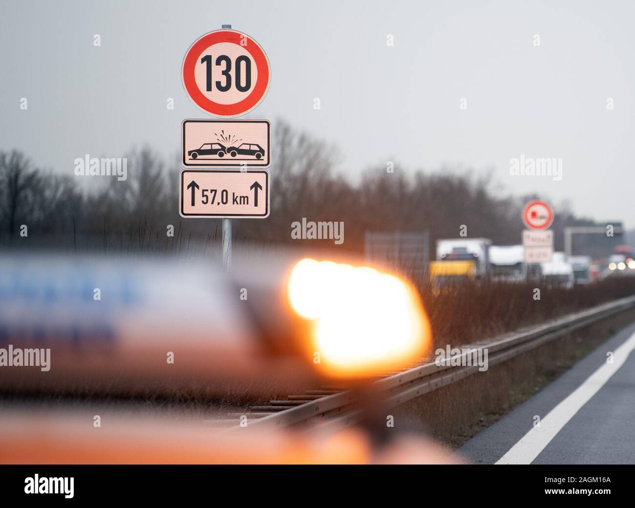 Rangsdorf, Deutschland. 16 Dez, 2019. Ein Verkehrsschild Geschwindigkeit für die nächsten 57,0 Kilometer auf der Autobahn A13 zu begrenzen. Ein Tempolimit von 130 Kilometer pro Stunde gilt nun auf einem Abschnitt der Autobahn A13. Zwischen dem Autobahnkreuz Schönefeld und den Spreewald Dreieck, wurden insgesamt 178 Verkehrszeichen mit der Geschwindigkeitsbeschränkung errichtet in beide Fahrtrichtungen. Nach der State Road Agentur, der Abschnitt der Straße hat eine Länge von ca. 60 Kilometern. Credit: Soeren Stache/dpa-Zentralbild/dpa/Alamy leben Nachrichten Stockfoto