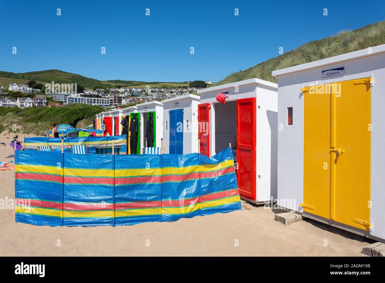 Strandhütten mit Windschutz, Woolacombe Sands Beach Strände Küste Küstenstadt Städte am Meer Zentrale Lokale North Devon UK England United Kingdom Stockfoto