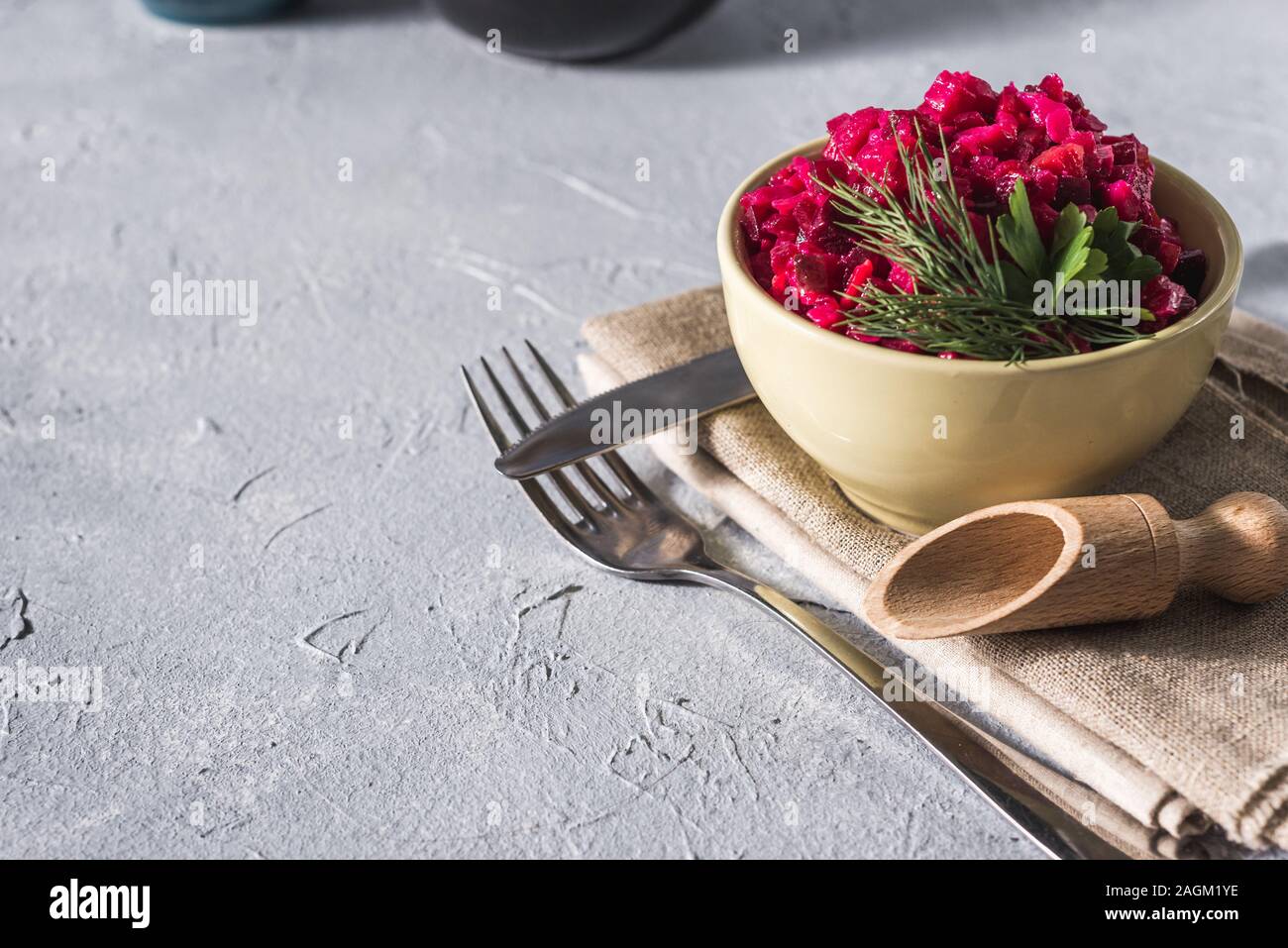 Essen Hintergrund. Weihnachtsmenü Rote-Bete-Salat - Vinaigrette in einer Schüssel, Ansicht von oben. Vegane Küche. Diätmenü Stockfoto