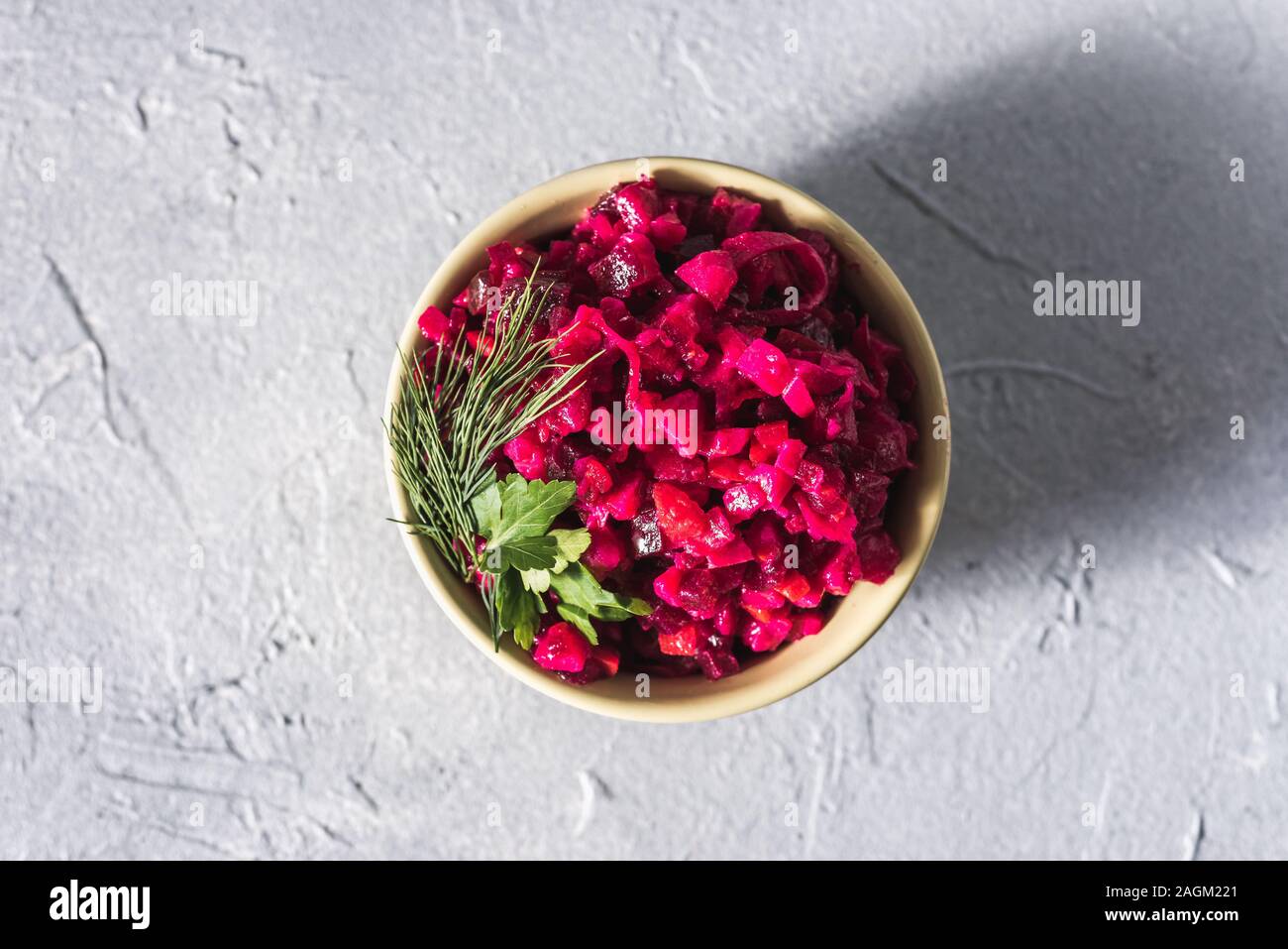 Essen Hintergrund. Weihnachtsmenü Rote-Bete-Salat - Vinaigrette in einer Schüssel, Ansicht von oben. Vegane Küche. Diätmenü Stockfoto