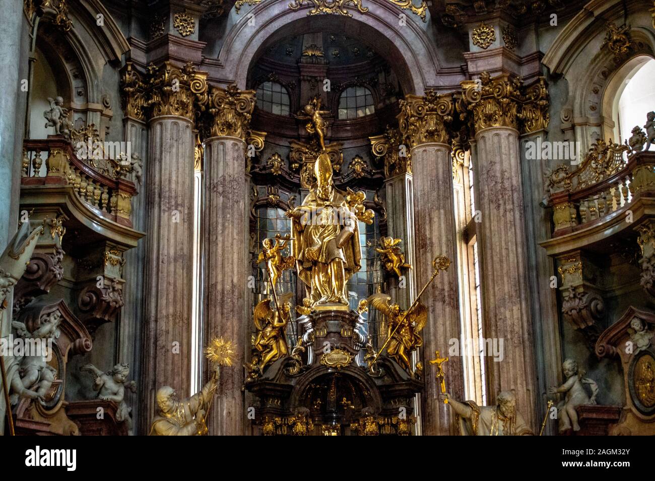 St. Nikolaus Kirche, Prag Statue des Heiligen Nikolaus über dem Altar