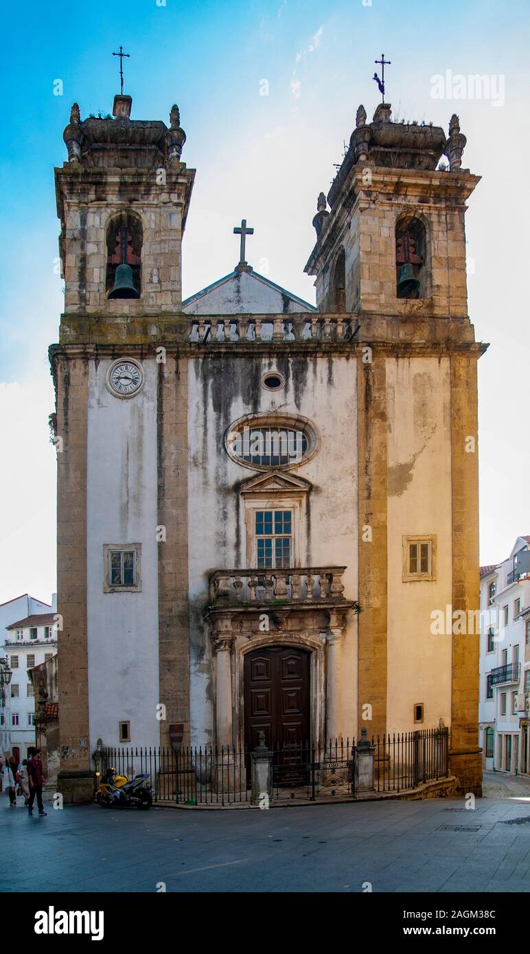 Fassade der St. Bartolomeu Kirche, Coimbra, Portugal Stockfoto