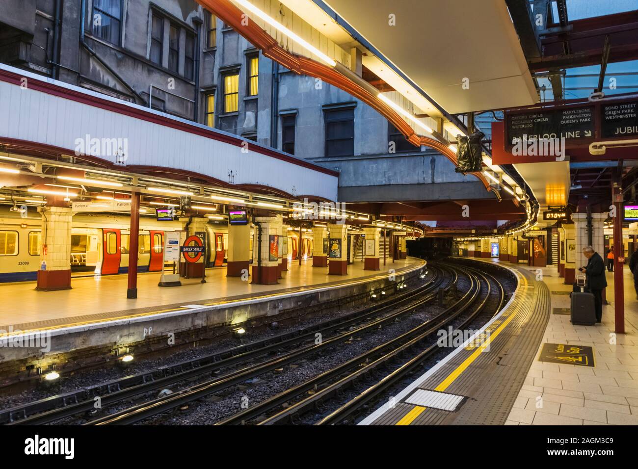 England, London, London Underground, Metropolitan Line, Baker Street Station, Leere Plattformen bei Nacht Stockfoto
