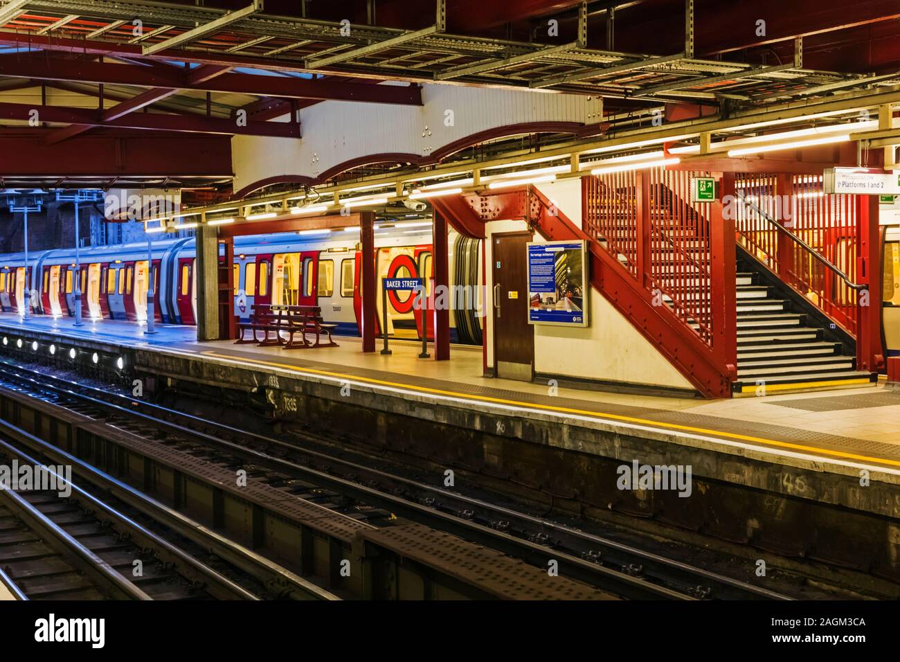 England, London, London Underground, Metropolitan Line, Baker Street Station, Leere Plattformen bei Nacht Stockfoto
