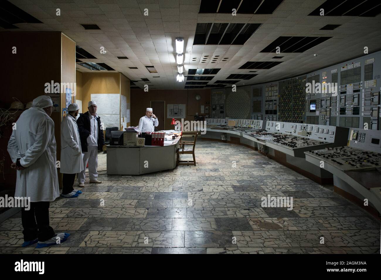 Mitarbeiter des Kernkraftwerks Tschernobyl Arbeiten im Kontrollraum des Reaktors 2 des Kernkraftwerks Tschernobyl. Die Zimmer hat seinen ursprünglichen Displays und Panels der Schaltflächen. Kernkraftwerk Tschernobyl, Tschernobyl, Ivankiv Rajon, Oblast Kiew, Ukraine, Europa Stockfoto
