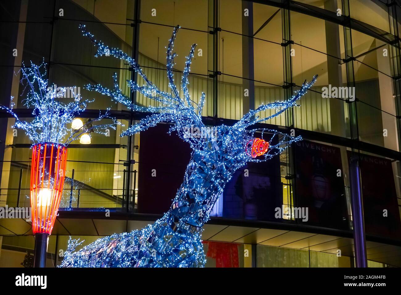 Beleuchtete Silberskulptur von Rudolph dem Rotnasigen Rentier in Liverpool Stockfoto