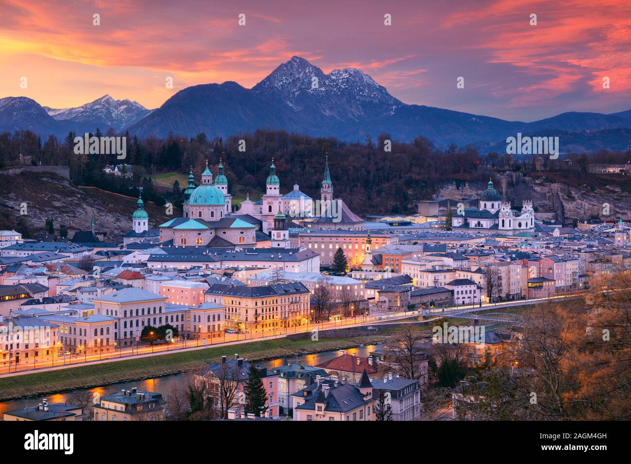 Salzburg, Österreich. Stadtbild Bild der Salzburg, Österreich mit der Salzburger Dom während der schönen Winter Sonnenuntergang. Stockfoto