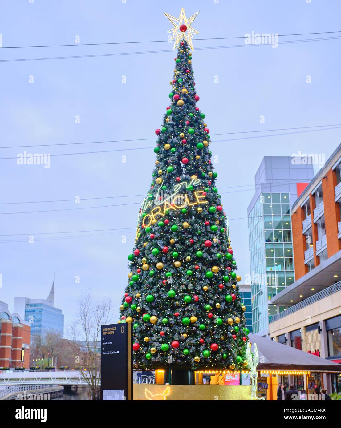 Ein großer Weihnachtsbaum, der mit großen Kugeln in verschiedenen Farben eingerichtet und ein Stern auf der Spitze der Oracle Shopping Centre in Reading, Großbritannien Stockfoto