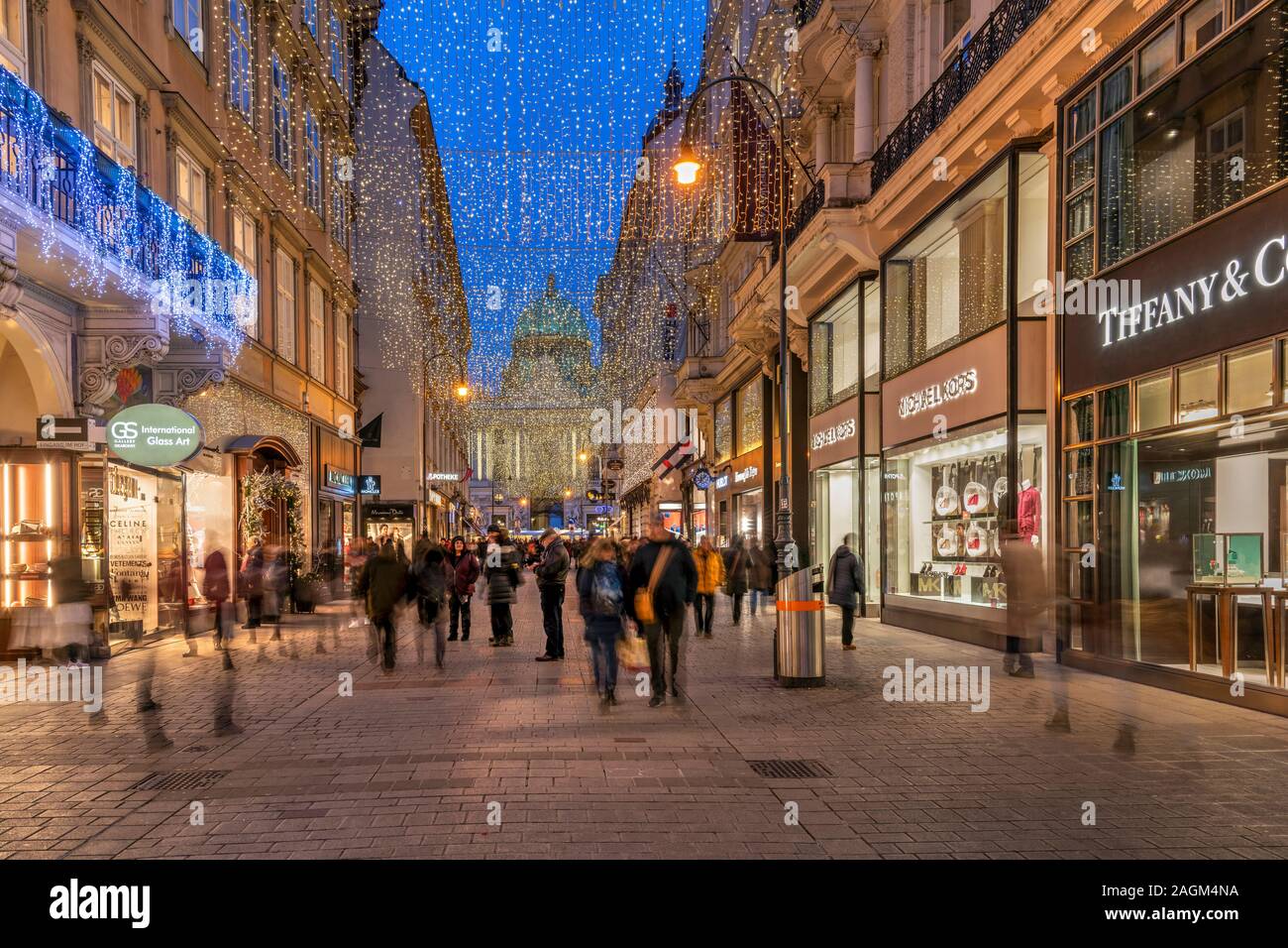 Kohlmarkt Fußgängerzone mit Weihnachtsbeleuchtung, Wien, Österreich, beleuchtet Stockfoto