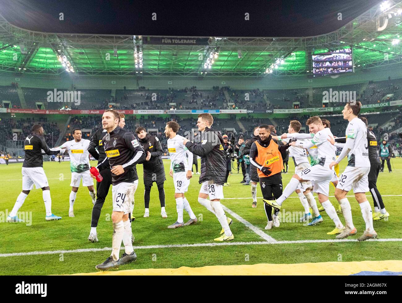 Letzte Jubel MG, die Spieler tanzen und vor den Fans feiern, Fußball 1. 1. Fussballbundesliga, 16. Spieltag, Borussia Mönchengladbach (MG) - SC Paderborn 07 (PB) 2:0, am 18. Dezember 2019 im Borussia Mönchengladbach/Deutschland. € | Nutzung weltweit Stockfoto