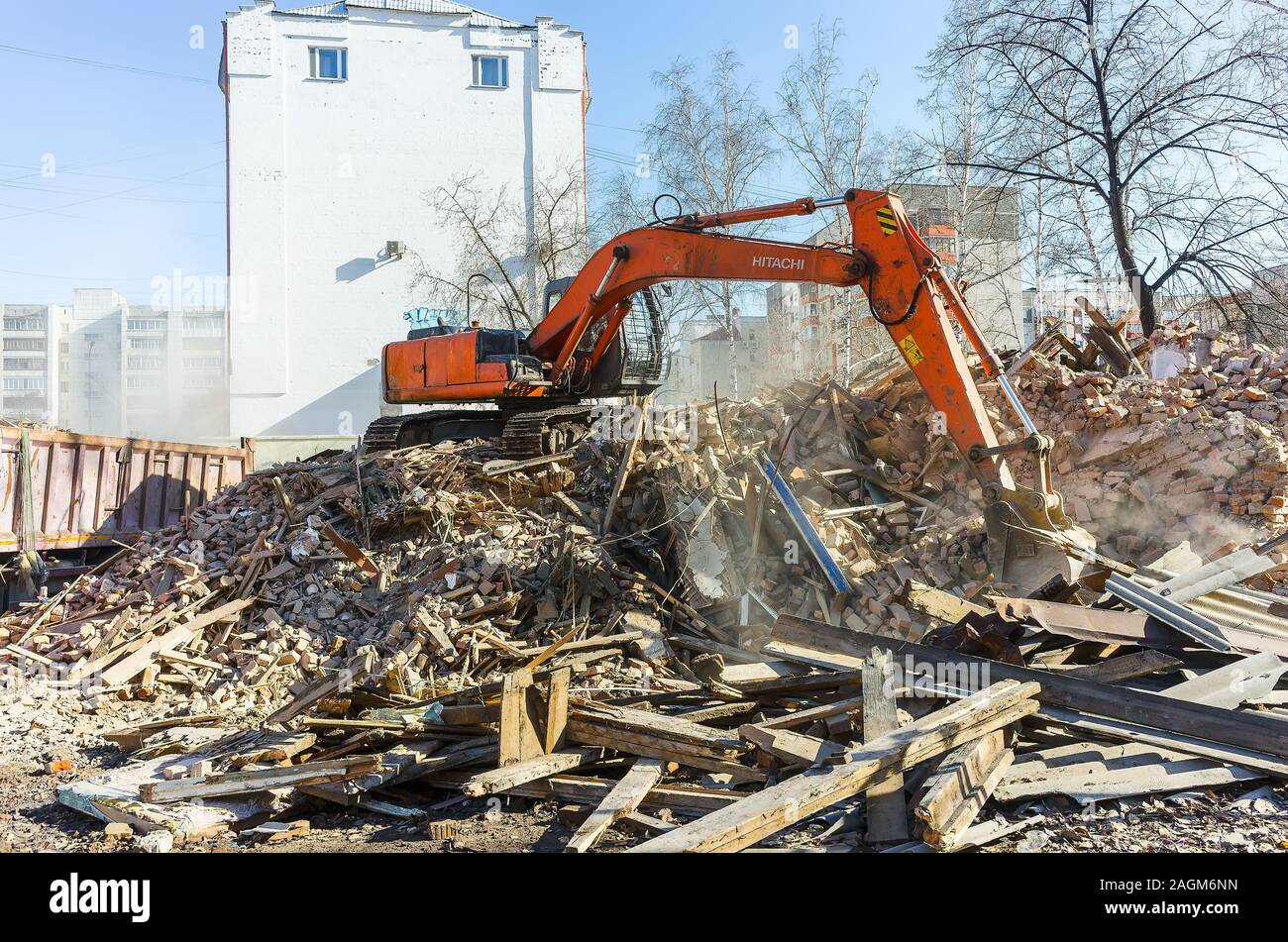 Bagger lädt Müll aus abgerissenen Haus Stockfoto