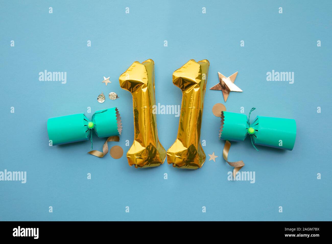 Christmas Countdown. Gold Nummer 11 mit festlichen Dekorationen weihnachten Cracker Stockfoto