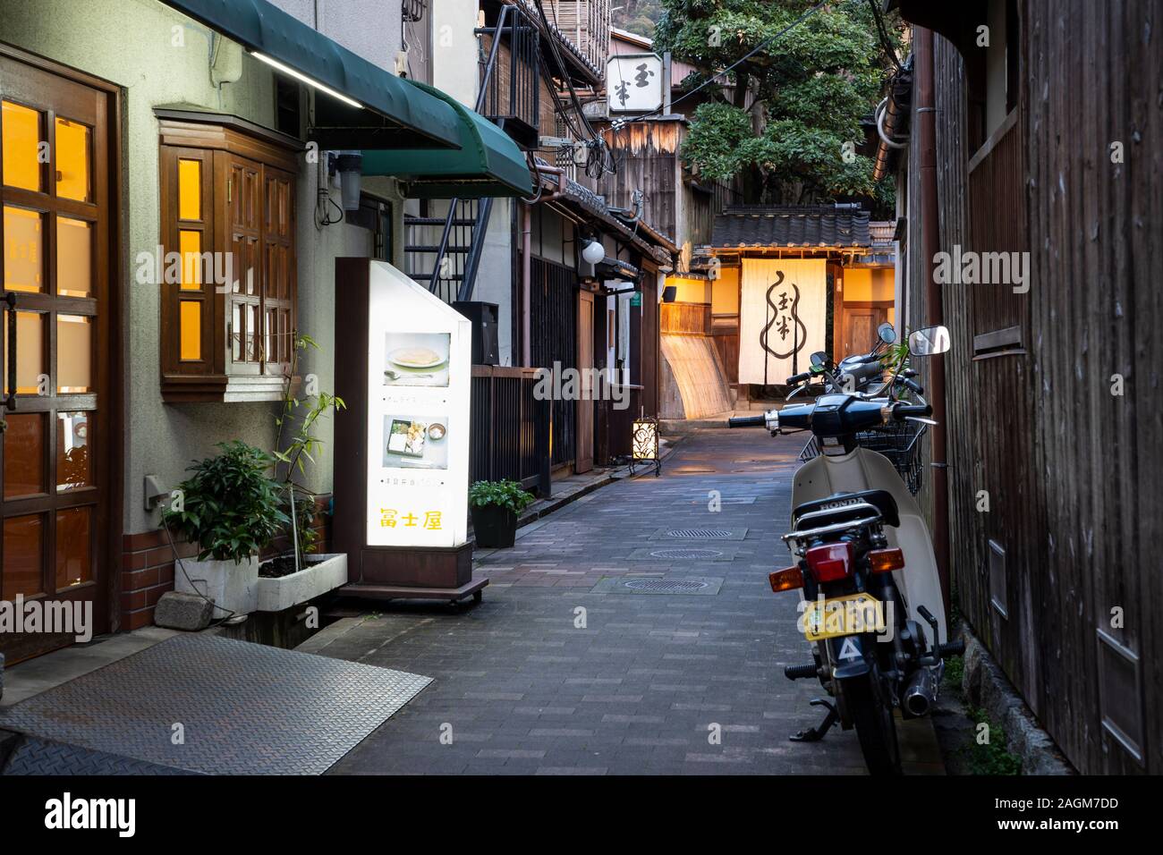 KYOTO, Japan - 17. November 2019: Bereich um Sannenzaka Ninezaka und die berühmten Straßen von Kyoto mit traditionellen japanischen Gebäuden gesäumt Stockfoto