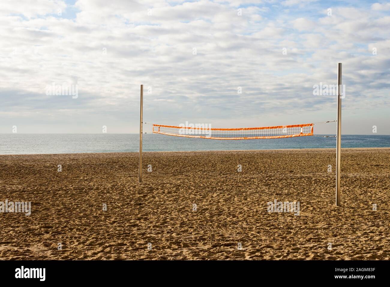 Beach Volleyball net in einem leeren Hof in einem bewölkten Tag morgens an der Küste. Stockfoto