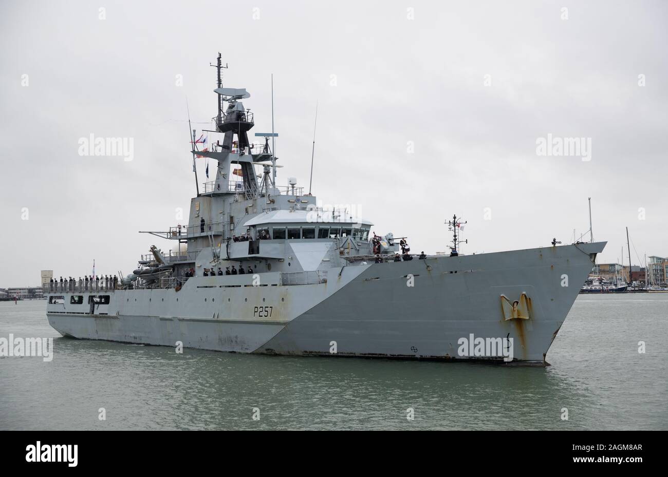 HMS Clyde kommt zurück in Portsmouth zum ersten Mal seit 12 Jahren, vor Ihr de-Aussendung. Stockfoto