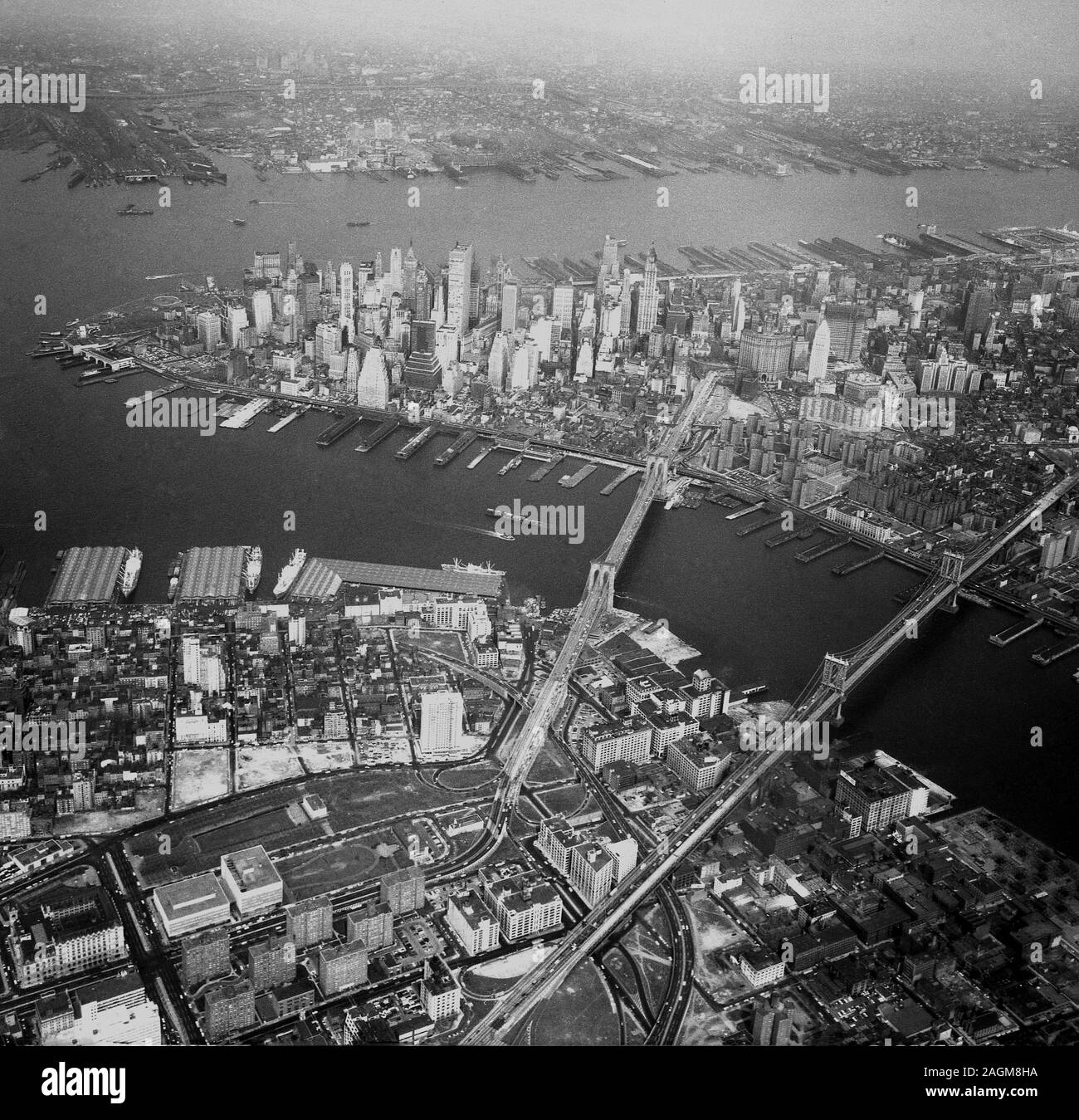 1950, historische, Luftaufnahme über Mahanttan und New York City, New York, USA. Stockfoto