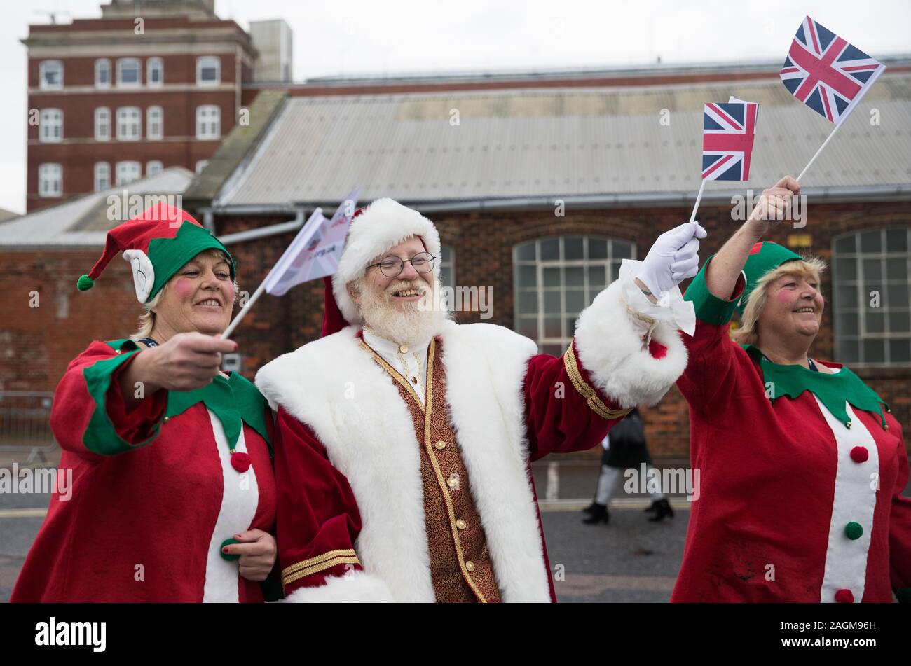 Der Weihnachtsmann und zwei seiner Elfen wave, die Matrosen an Bord als HMS Clyde kommt zurück in Portsmouth zum ersten Mal seit 12 Jahren, vor ihrer Stilllegung Zeremonie. Stockfoto