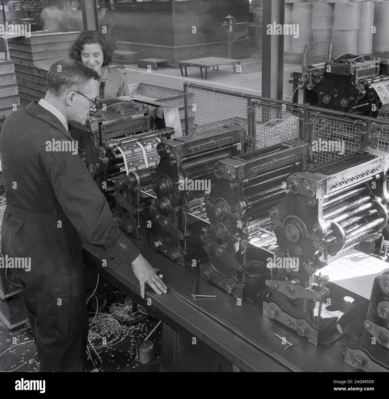 1950, historische, männliche und weibliche Mitarbeiter, die mit  mechanischen Druckmaschinen des EFR, Druck von Etiketten an der stets  bereit ist, Batterie und Leuchten Fabrik, Wald Rd, Walthamstow, London,  England, UK Stockfotografie - Alamy