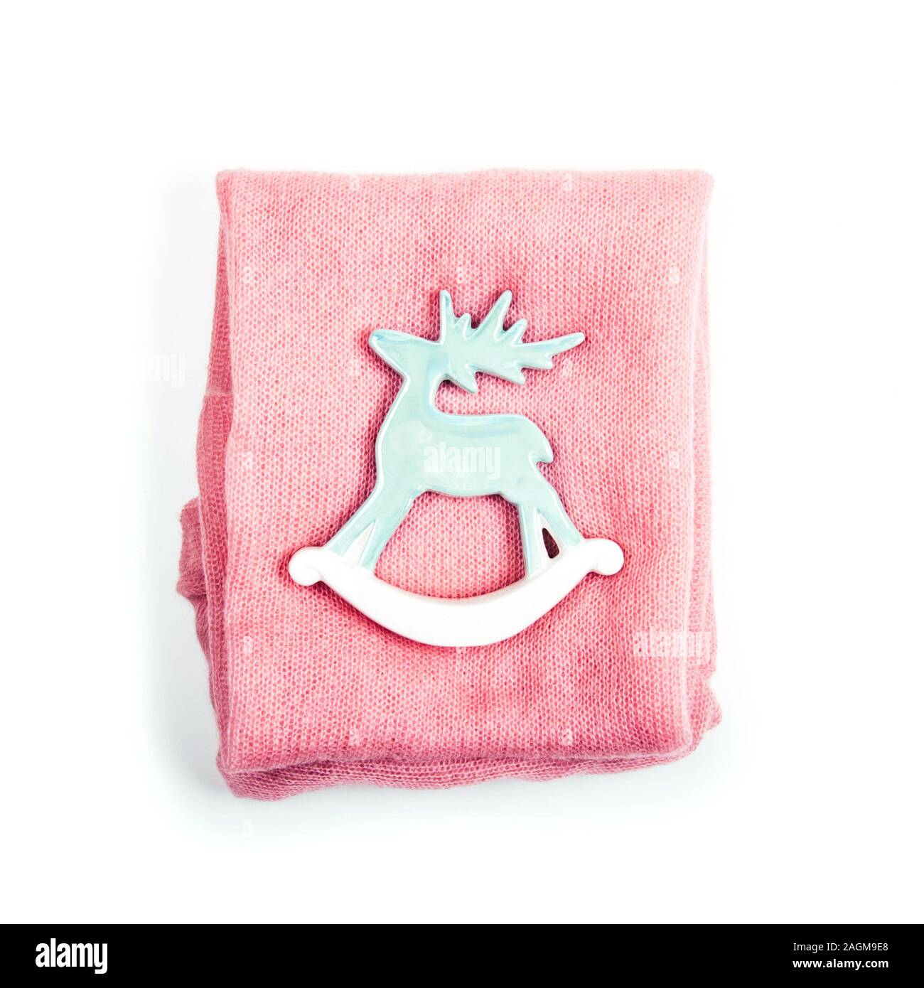 Hellblau Hirsch mit rosa Strickpullover auf dem weißen Hintergrund isoliert. Stockfoto