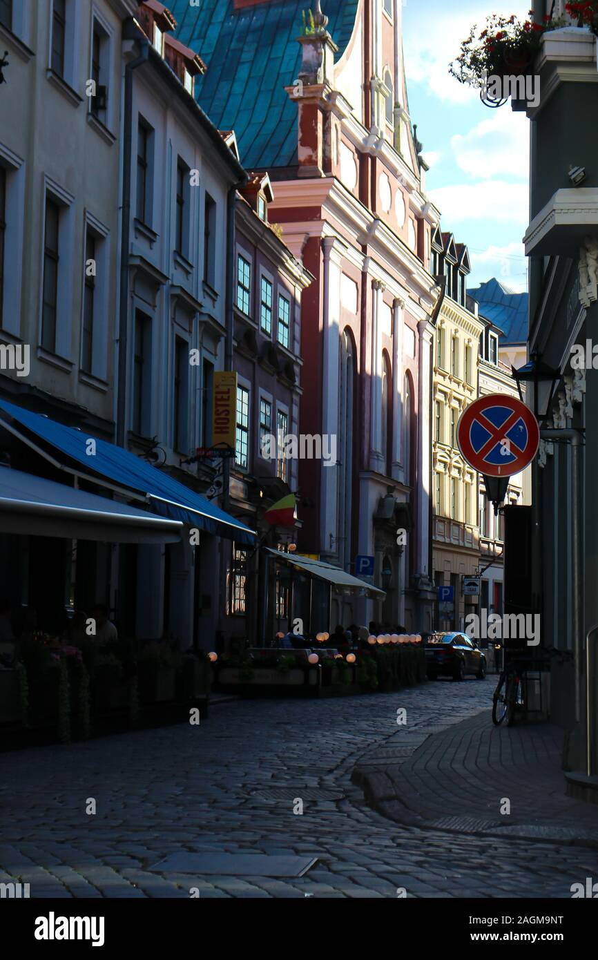 Riga, Lettland - 29. August 2015: Straßenszene in der Altstadt von Riga, der Hauptstadt von Lettland. Stockfoto