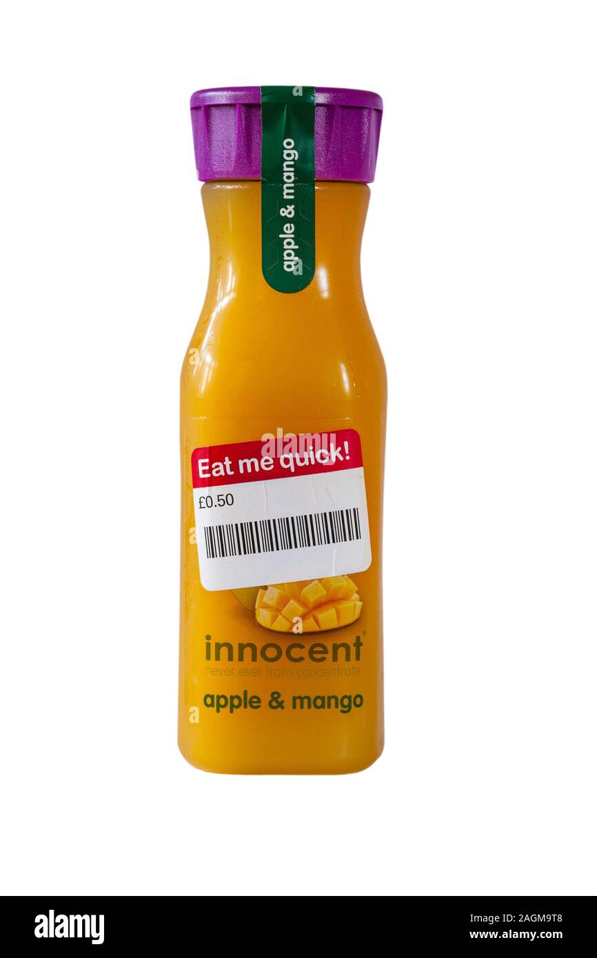 Flasche unschuldigen Apfel & Mango Saft trinken auf weißem Hintergrund - nie aus Konzentrat - Eat Me quick Label reduziert kurze Haltbarkeit Stockfoto