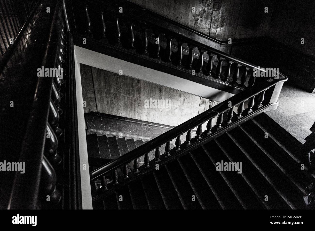 Innen Graustufen Aufnahme einer Treppe nach unten Stockfoto