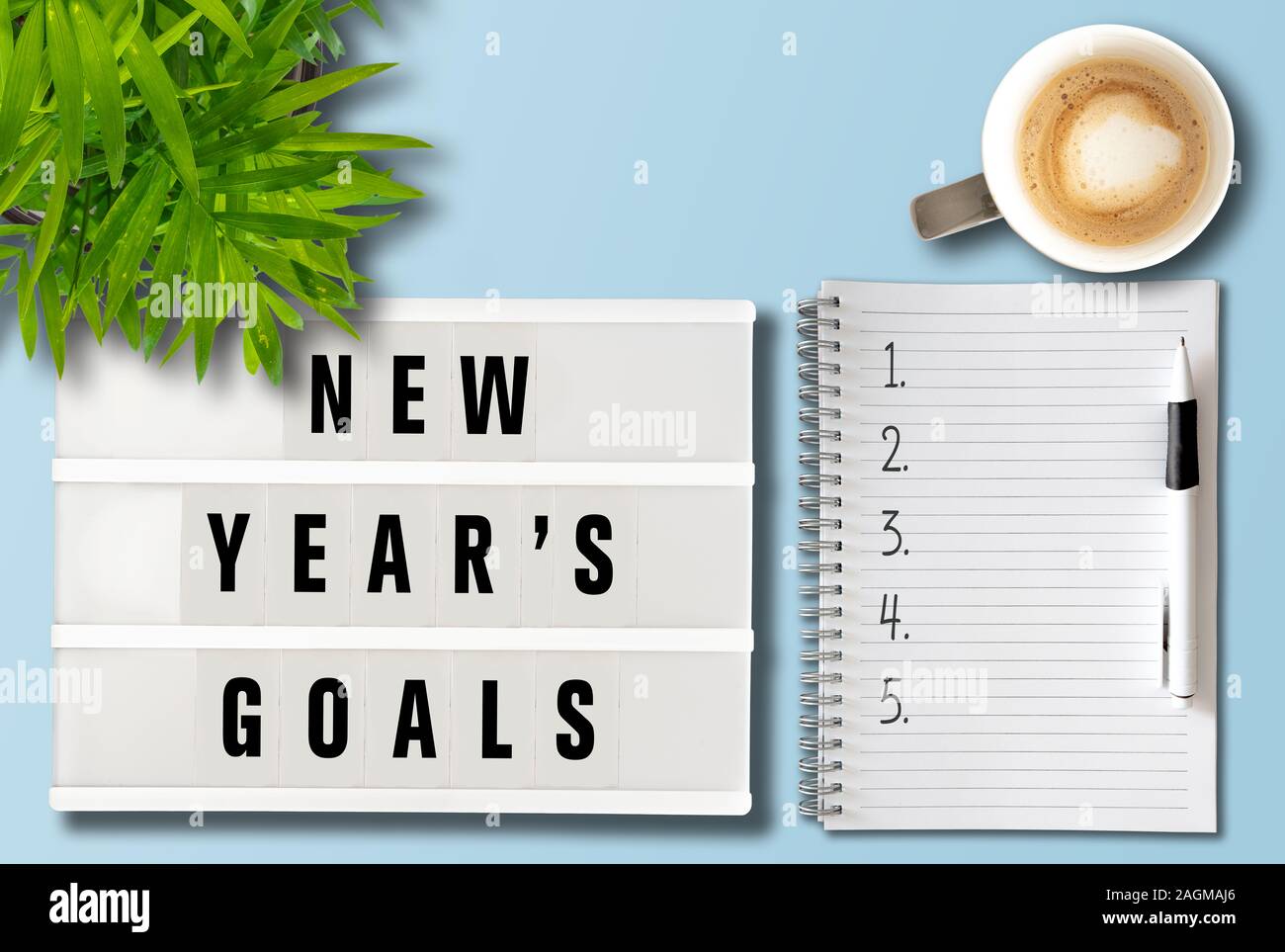 Neue Jahre Ziele oder Beschlüsse Konzept mit Blick von oben auf die Lightbox und Notizblock auf Schreibtisch Stockfoto
