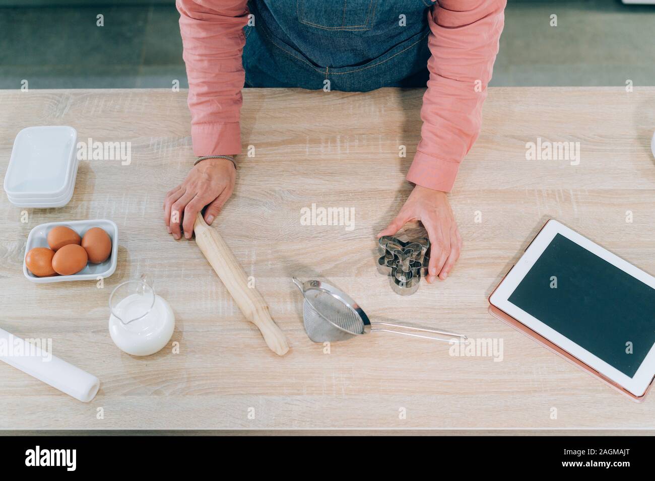 Junge Frau Vorbereitung Weihnachtsplätzchen zu Hause. Handgemachte Lebkuchen Cookies. Stockfoto